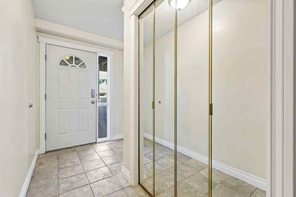 MLS® A2259170 - 392 Killarney Glen Court SW in Killarney/Glengarry Calgary, Residential