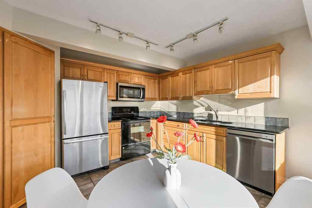 MLS® A2259170 - 392 Killarney Glen Court SW in Killarney/Glengarry Calgary, Residential