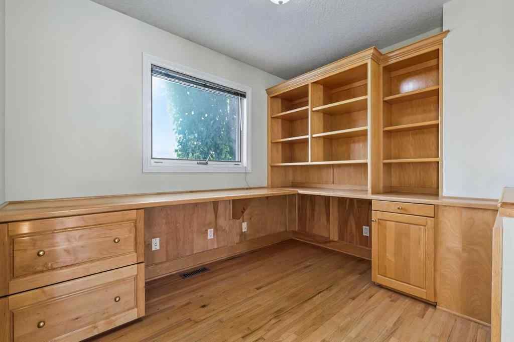 MLS® A2259170 - 392 Killarney Glen Court SW in Killarney/Glengarry Calgary, Residential