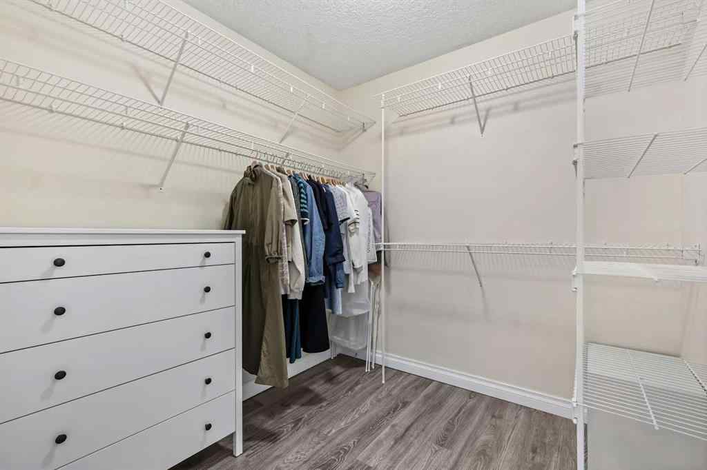 MLS® A2259170 - 392 Killarney Glen Court SW in Killarney/Glengarry Calgary, Residential