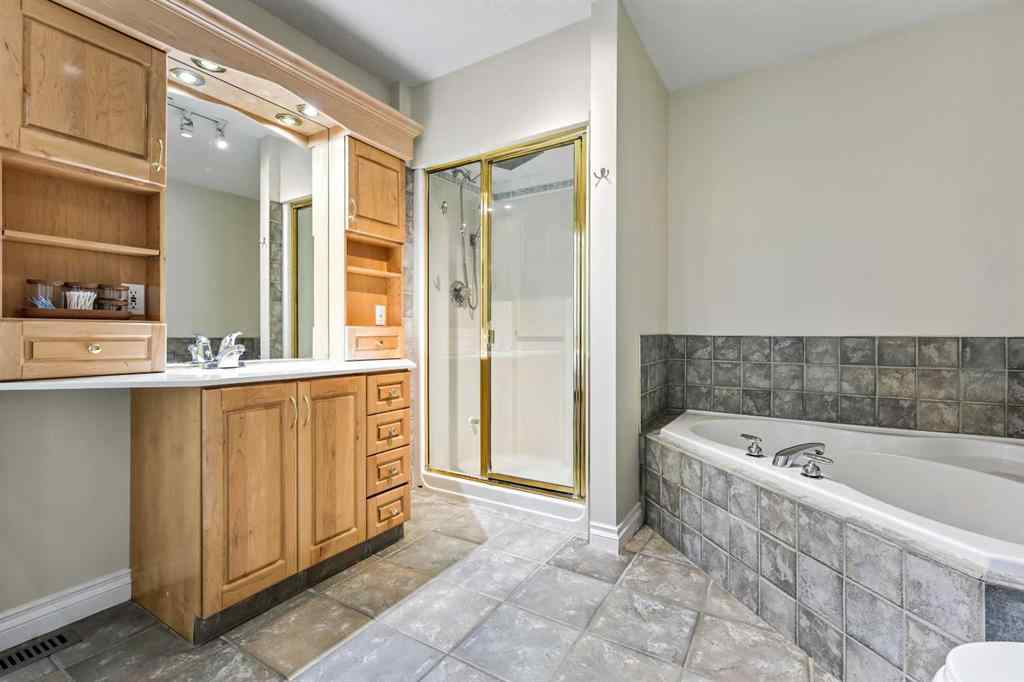 MLS® A2259170 - 392 Killarney Glen Court SW in Killarney/Glengarry Calgary, Residential