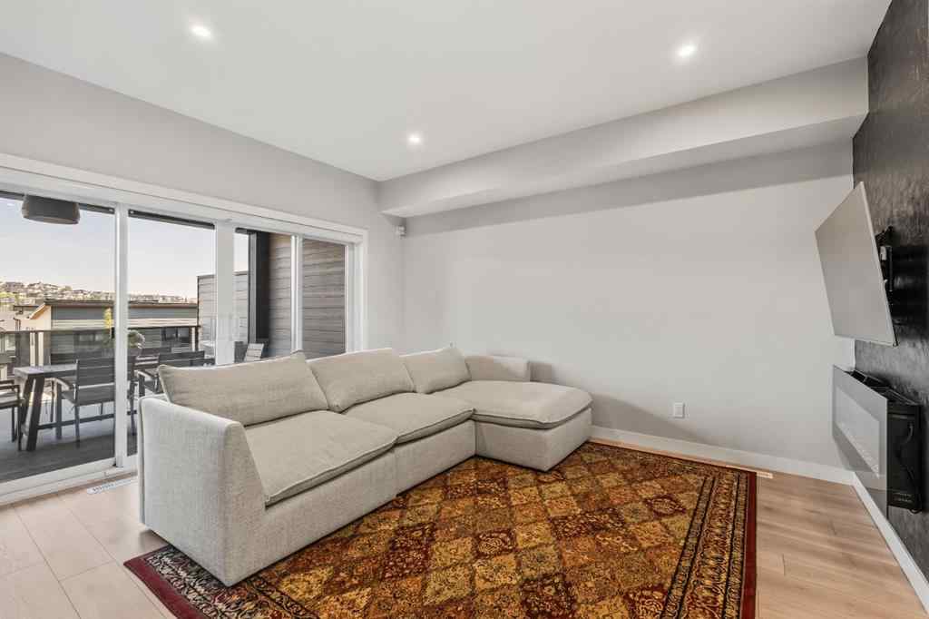 MLS® A2259282 - 3048 85 Street SW in Springbank Hill Calgary, Residential