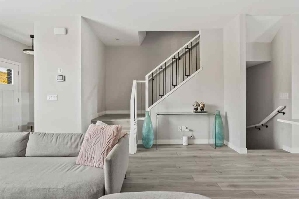 MLS® A2259282 - 3048 85 Street SW in Springbank Hill Calgary, Residential