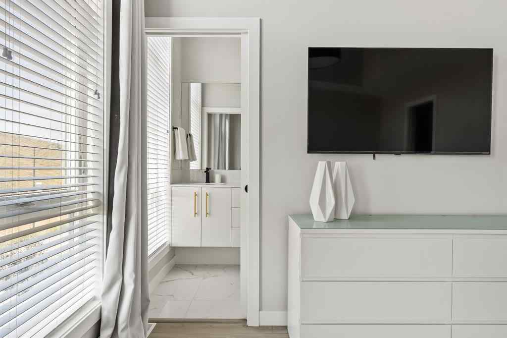 MLS® A2259282 - 3048 85 Street SW in Springbank Hill Calgary, Residential