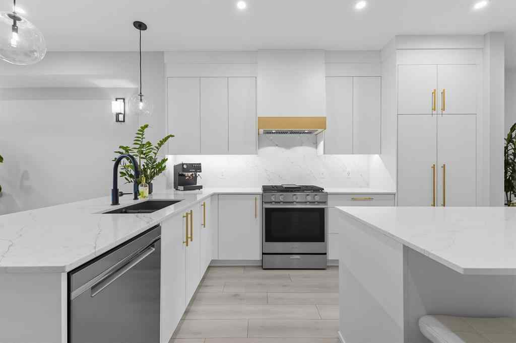 MLS® A2259357 - 3096 85 Street SW in Springbank Hill Calgary, Residential