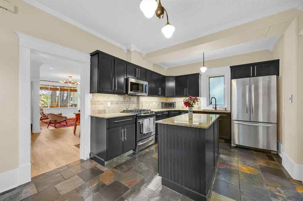 MLS® A2259421 - 523 10 Avenue NE in Renfrew Calgary, Residential