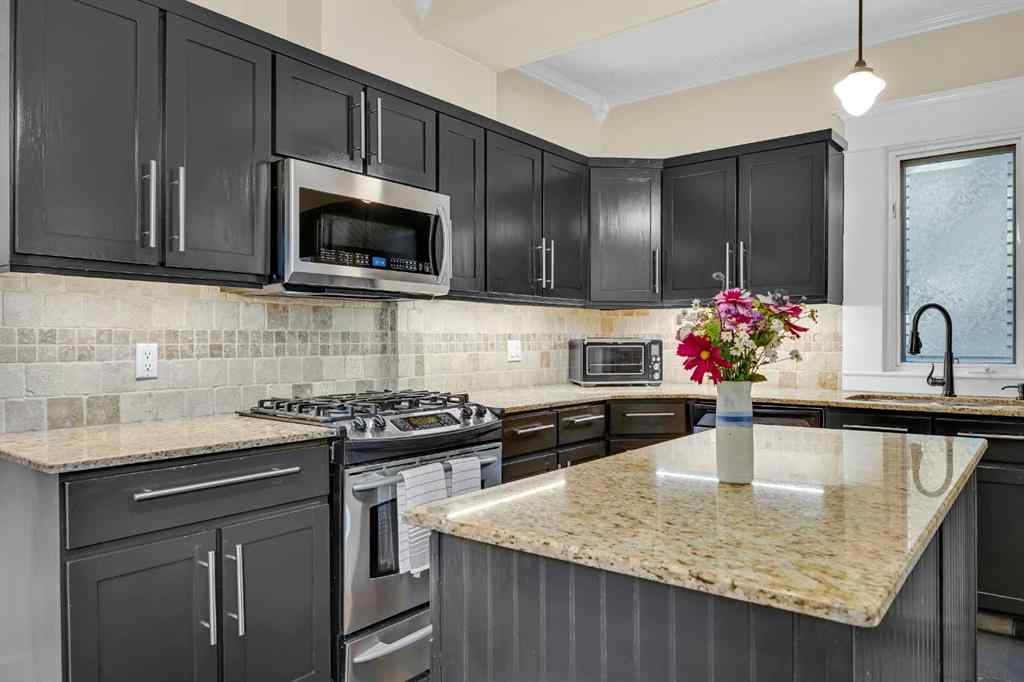 MLS® A2259421 - 523 10 Avenue NE in Renfrew Calgary, Residential