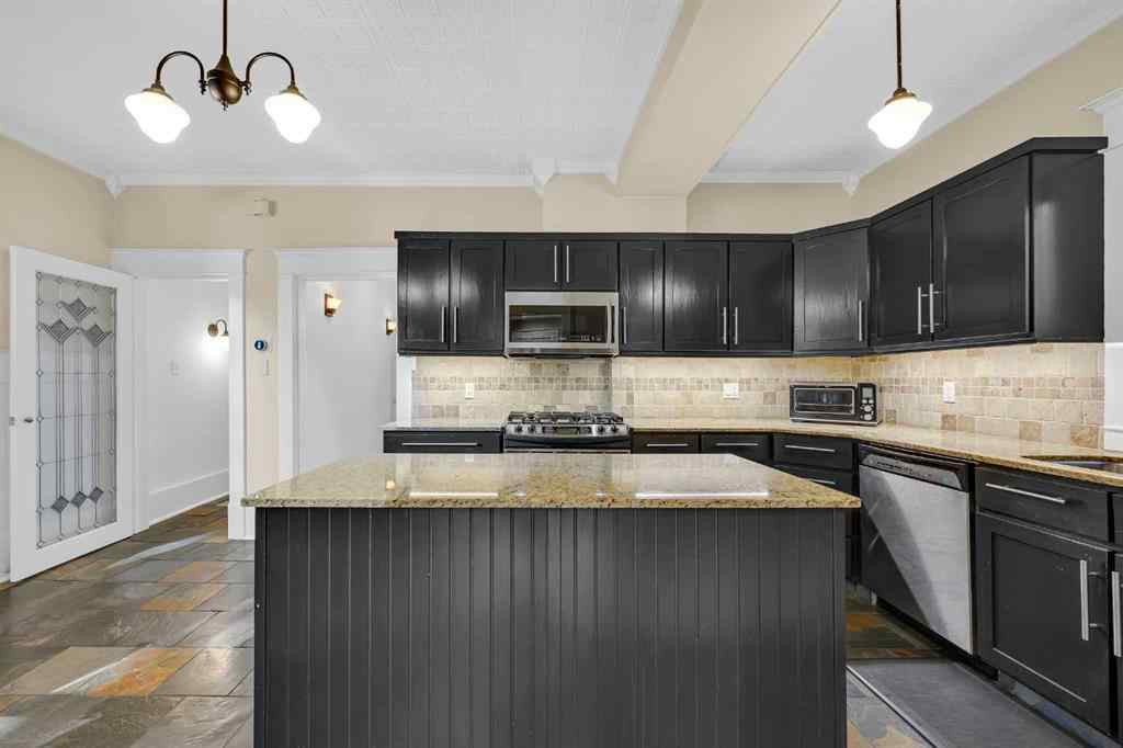 MLS® A2259421 - 523 10 Avenue NE in Renfrew Calgary, Residential