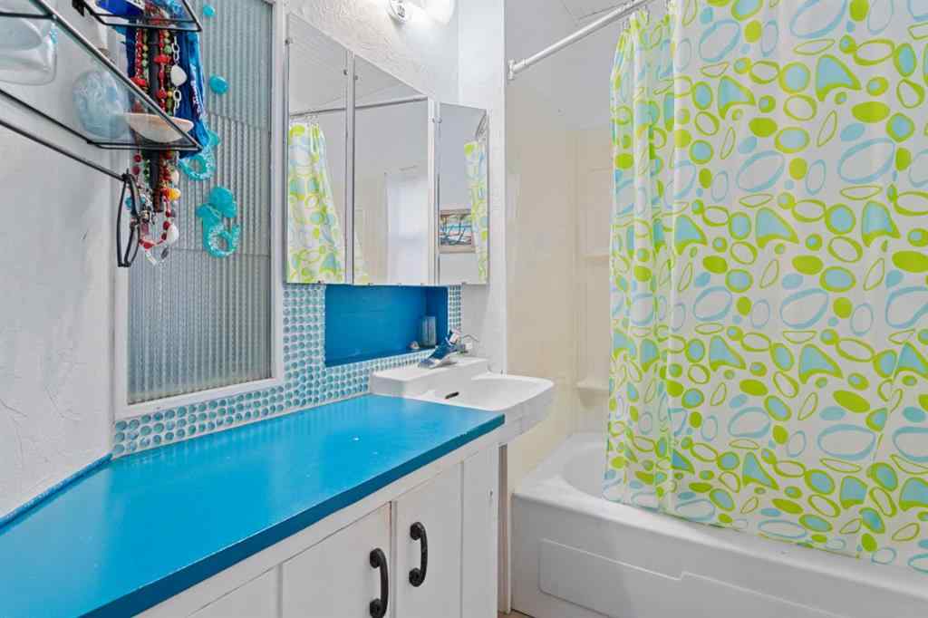 MLS® A2259470 - 4517 & 4513 46 Street  in Central Core Sylvan Lake, Residential