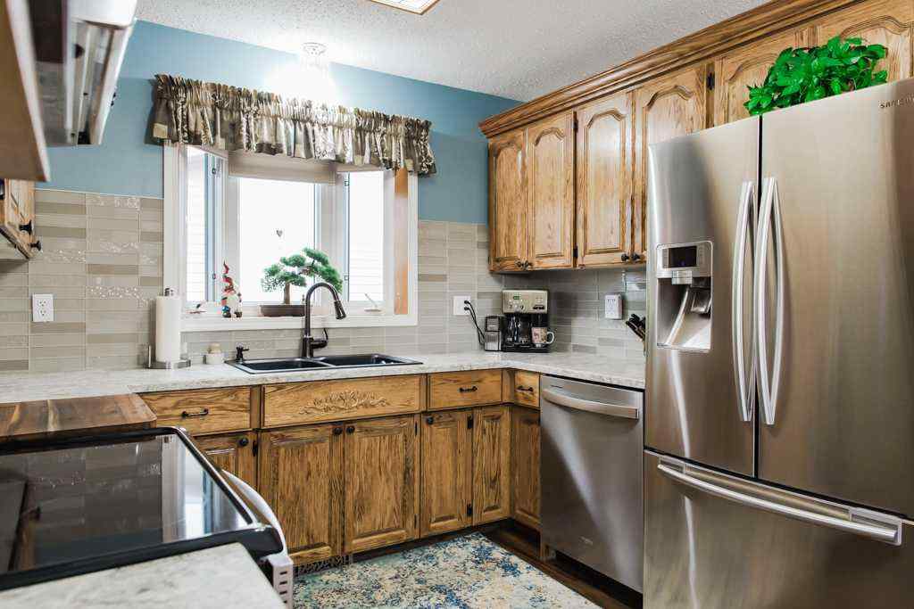 MLS® A2259493 - 9905 70 Avenue  in South Patterson Place Grande Prairie, Residential