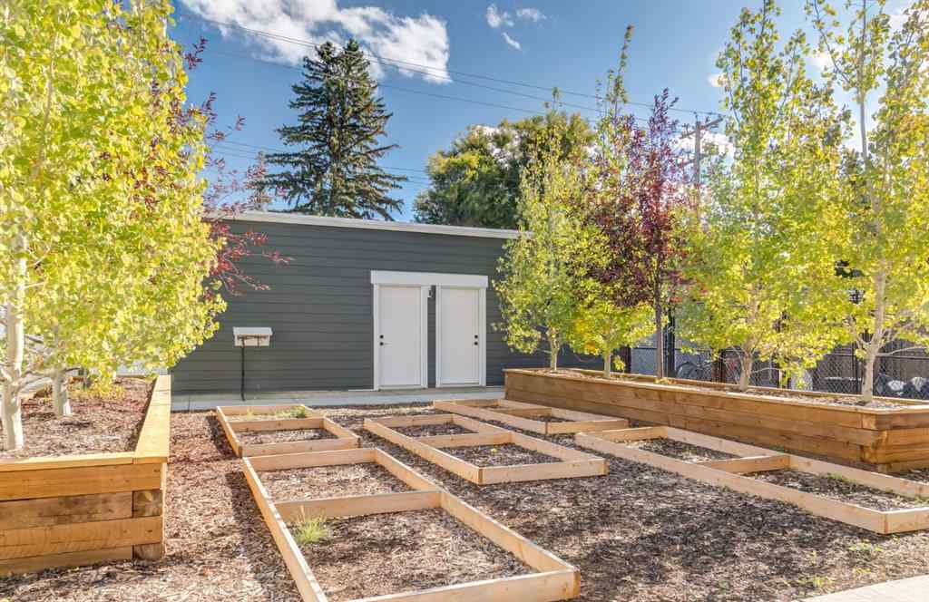 MLS® A2259507 - 1651 8 Avenue NW in Hillhurst Calgary, Commercial