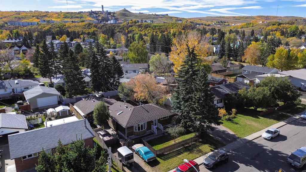 MLS® A2259528 - 8127 43 Avenue NW in Bowness Calgary, Residential