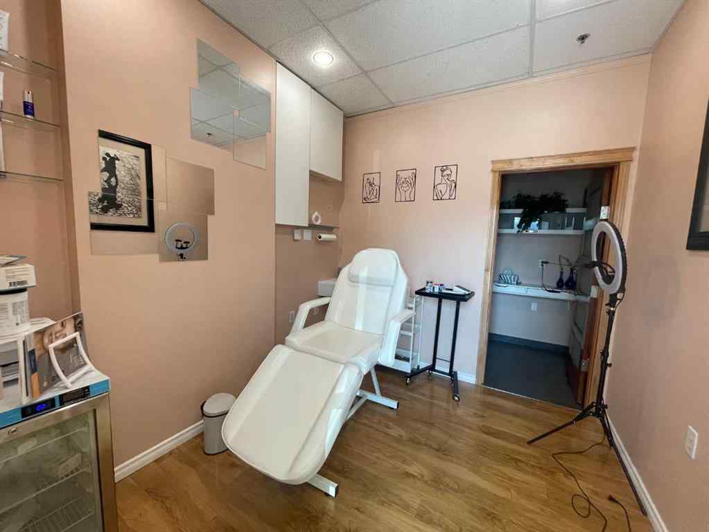 MLS® A2259678 - Unit #196 1518 Centre Street NE in Crescent Heights Calgary, Commercial