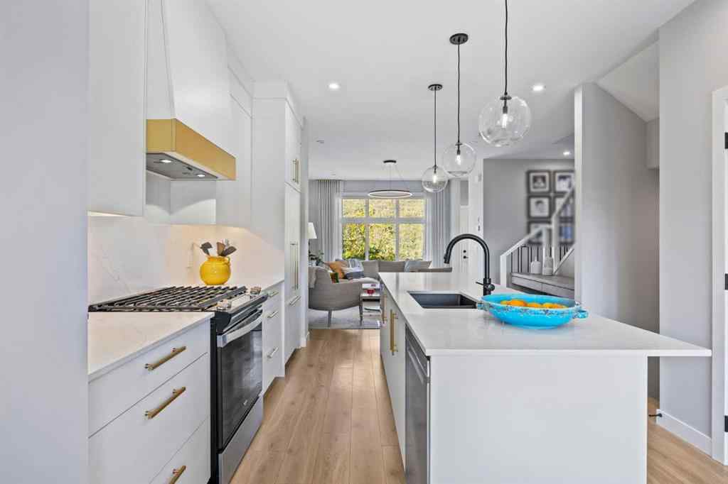 MLS® A2259791 - 3044 85 Street SW in Springbank Hill Calgary, Residential