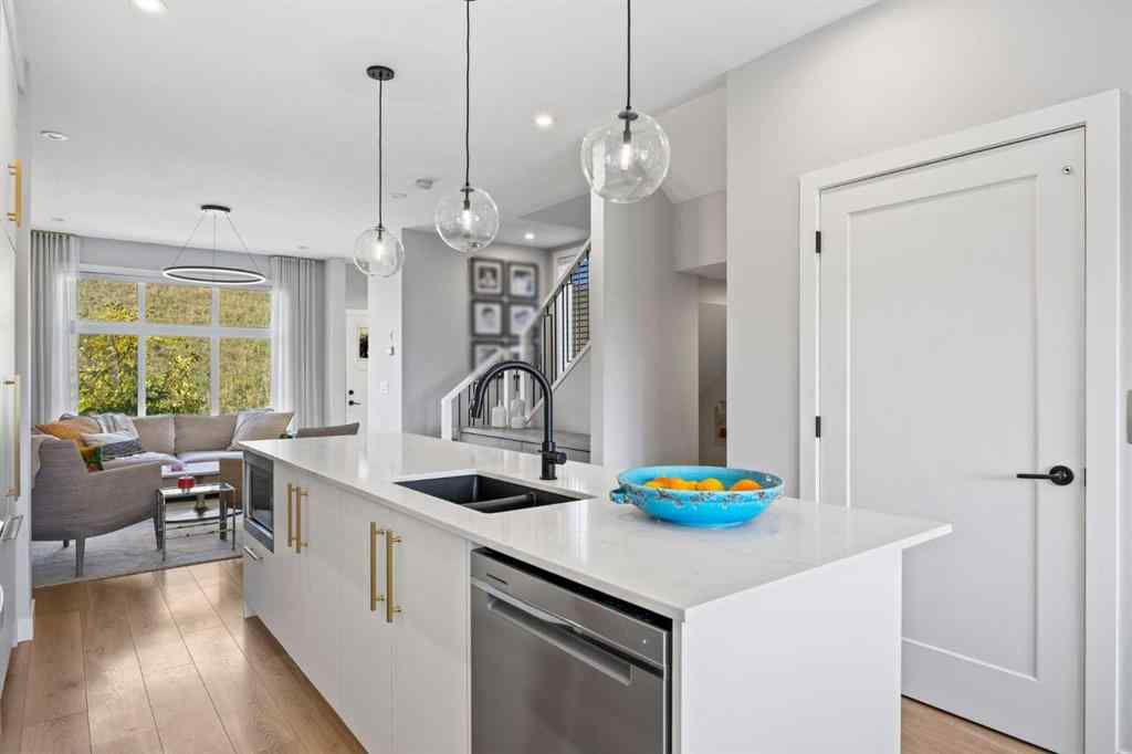 MLS® A2259791 - 3044 85 Street SW in Springbank Hill Calgary, Residential