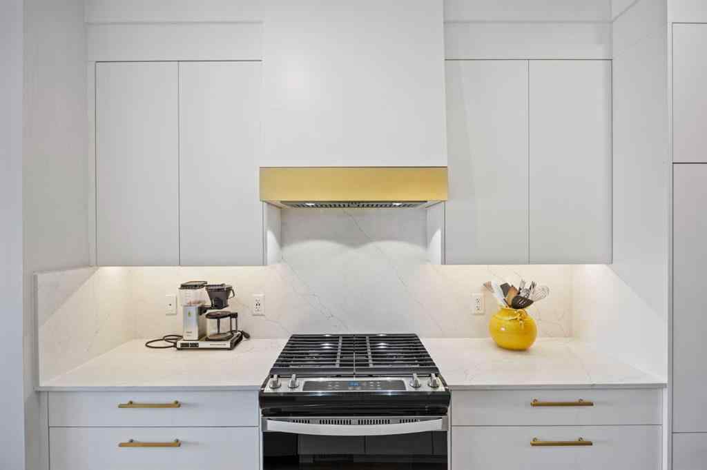 MLS® A2259791 - 3044 85 Street SW in Springbank Hill Calgary, Residential