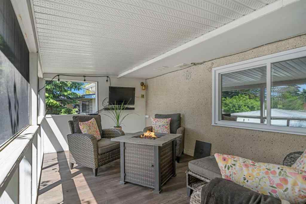 MLS® A2259847 - 3251 Bearspaw Drive NW in Brentwood Calgary, Residential