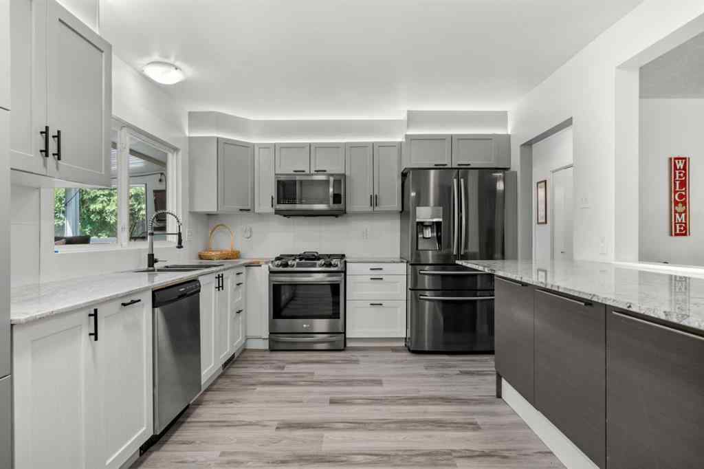 MLS® A2259847 - 3251 Bearspaw Drive NW in Brentwood Calgary, Residential