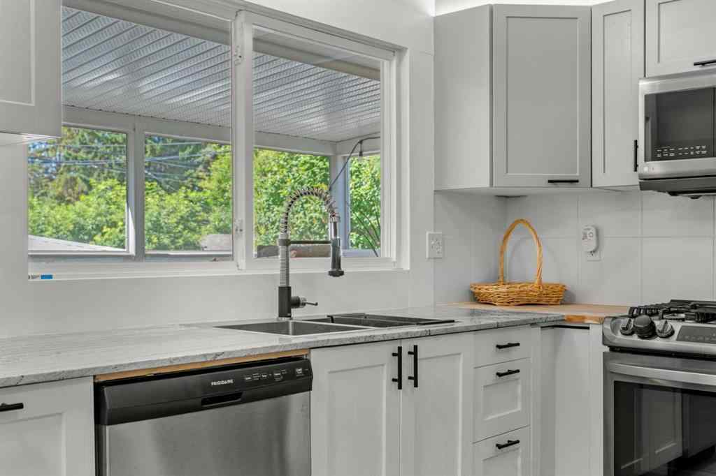 MLS® A2259847 - 3251 Bearspaw Drive NW in Brentwood Calgary, Residential