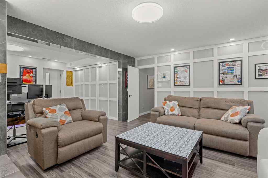 MLS® A2259847 - 3251 Bearspaw Drive NW in Brentwood Calgary, Residential