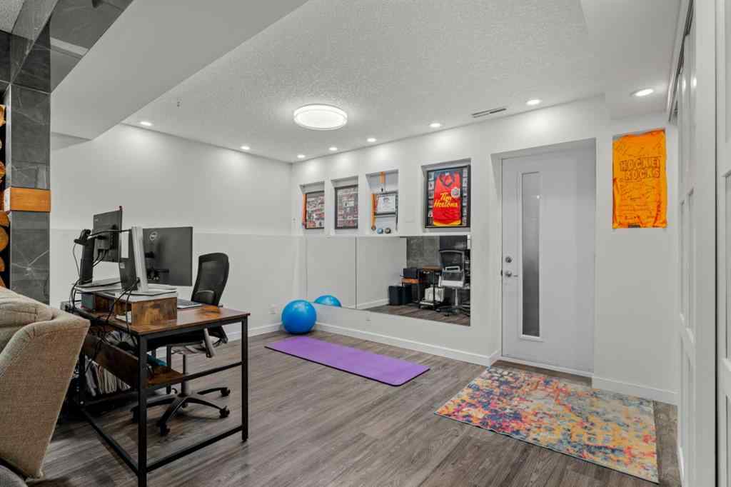 MLS® A2259847 - 3251 Bearspaw Drive NW in Brentwood Calgary, Residential