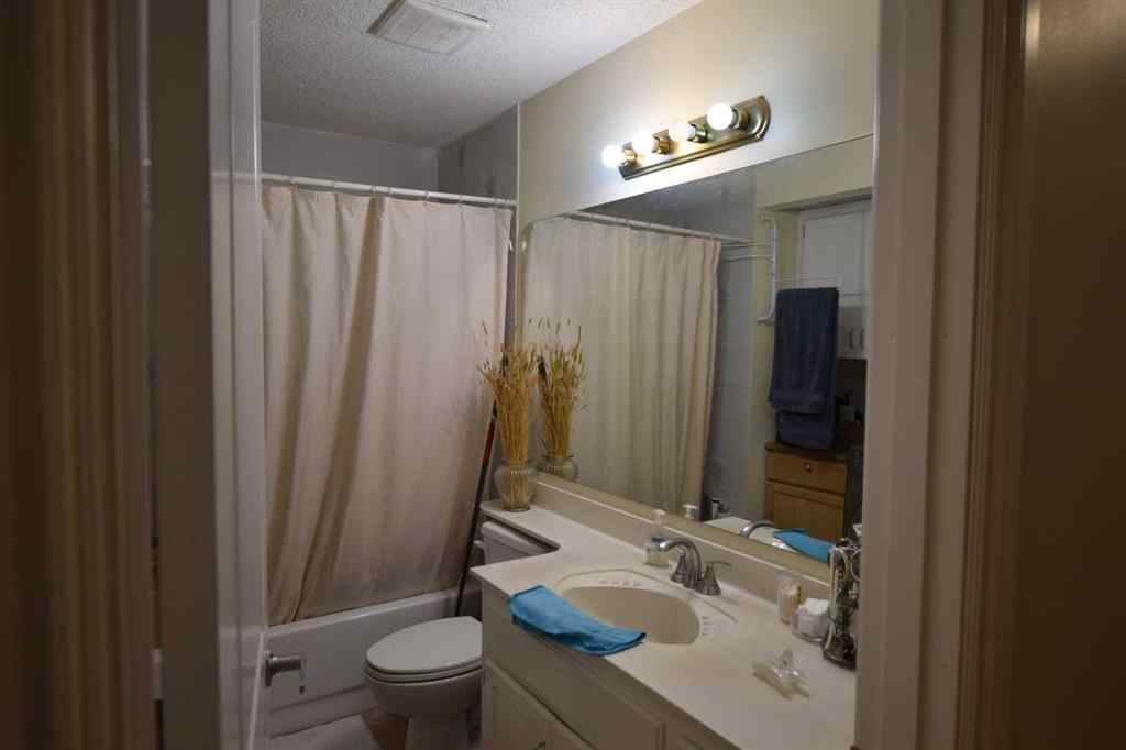 MLS® A2259886 - 94 Douglas Woods Close SE in Douglasdale/Glen Calgary, Residential