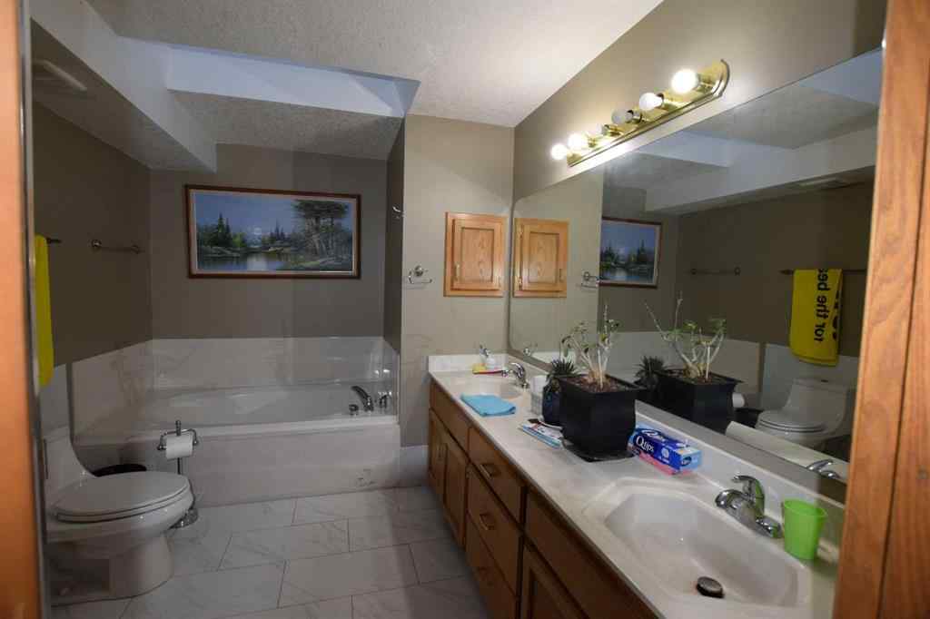 MLS® A2259886 - 94 Douglas Woods Close SE in Douglasdale/Glen Calgary, Residential