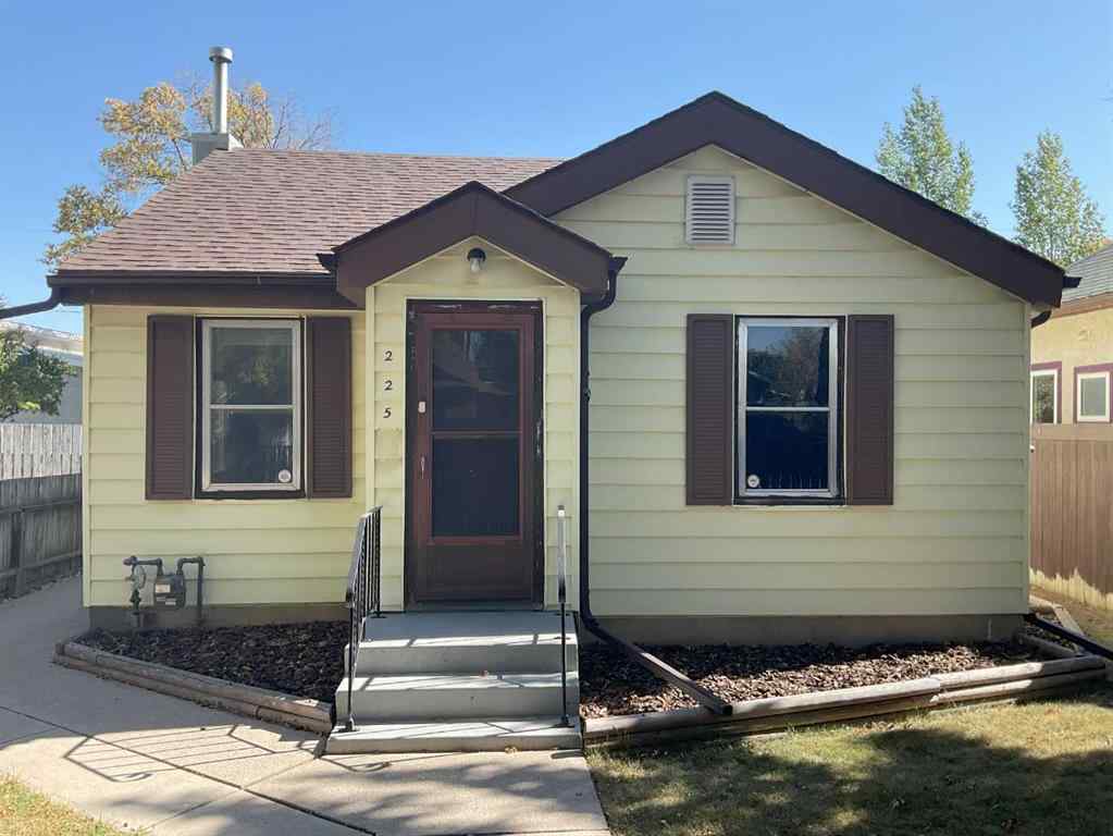 MLS® A2260073 - 225 15 Street N in Westminster Lethbridge, Residential