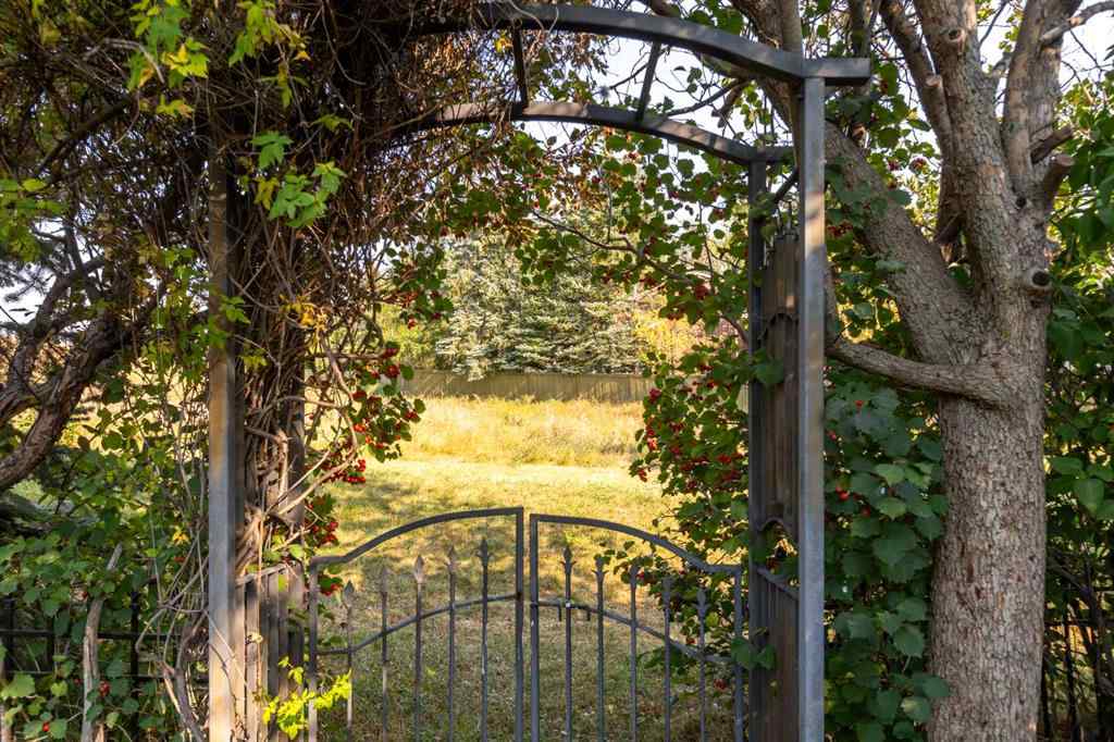 MLS® A2260172 - 20 Edgehill Rise NW in Edgemont Calgary, Residential