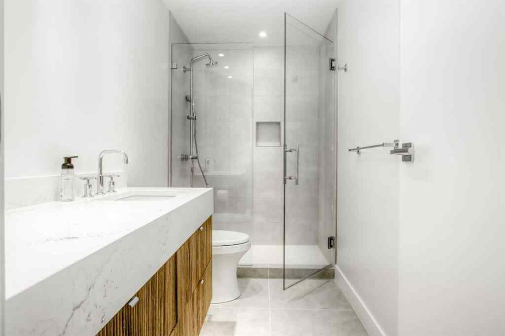 MLS® A2260248 - 2103 6 Avenue NW in West Hillhurst Calgary, Residential