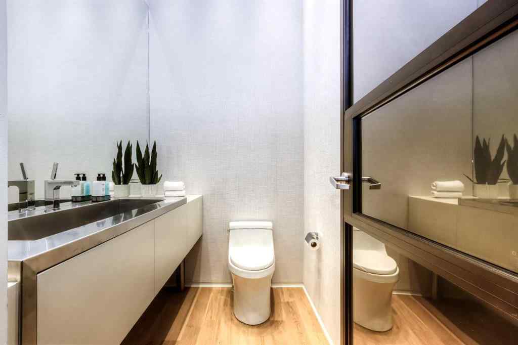 MLS® A2260248 - 2103 6 Avenue NW in West Hillhurst Calgary, Residential