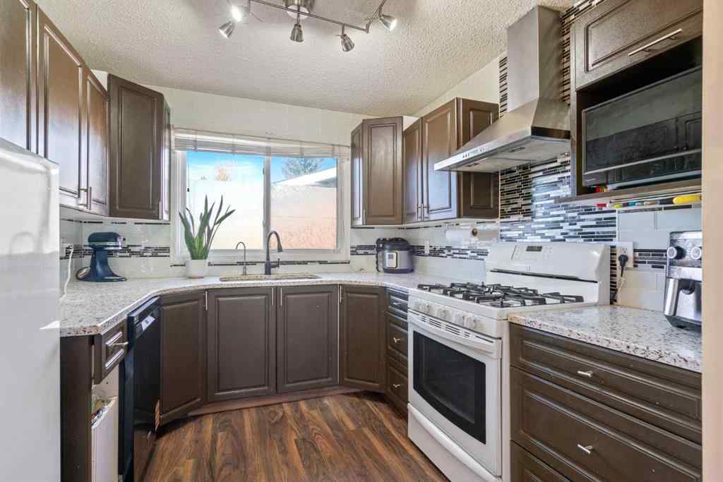 MLS® A2260304 - 6108 28 Avenue NE in Pineridge Calgary, Residential