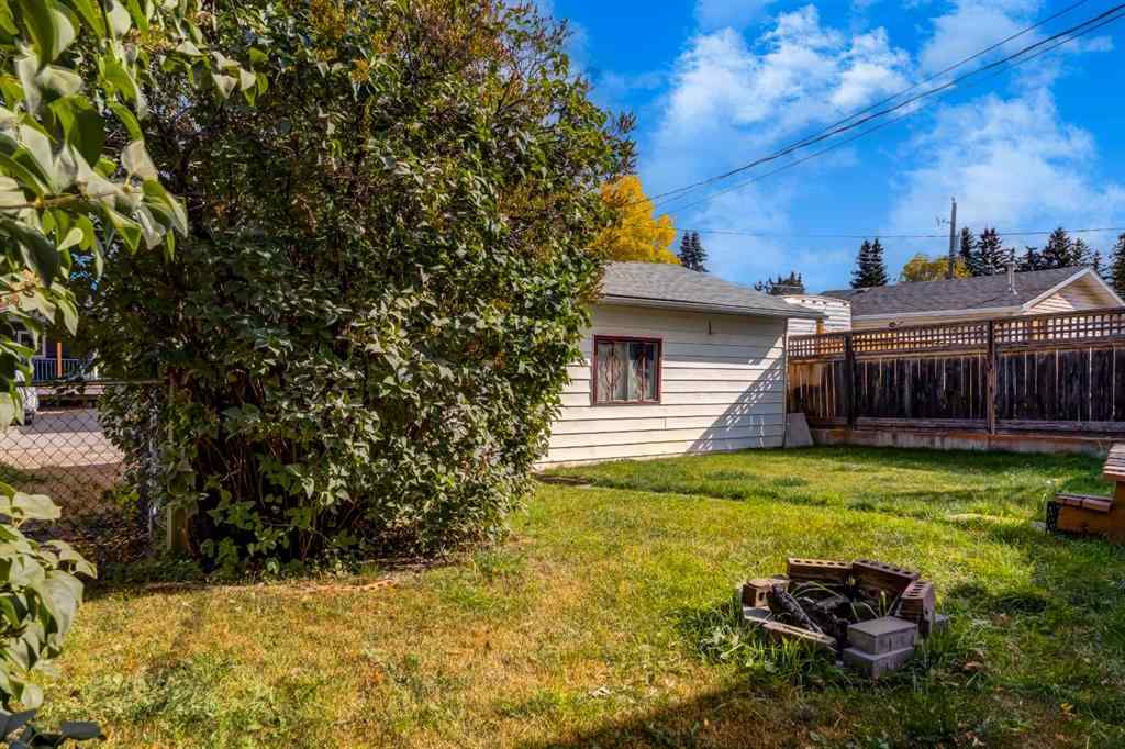 MLS® A2260325 - 7711 Bowcliffe Crescent NW in Bowness Calgary, Residential