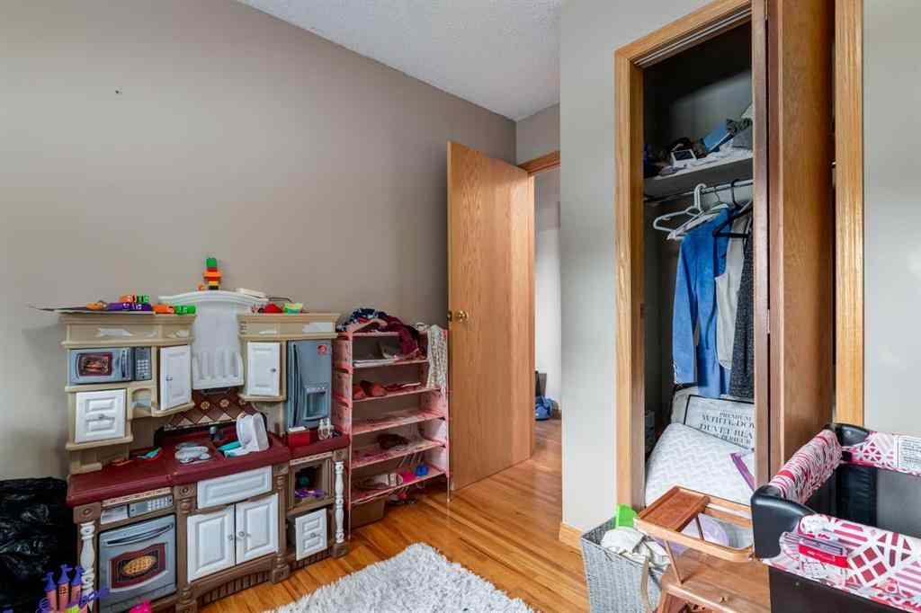 MLS® A2260325 - 7711 Bowcliffe Crescent NW in Bowness Calgary, Residential