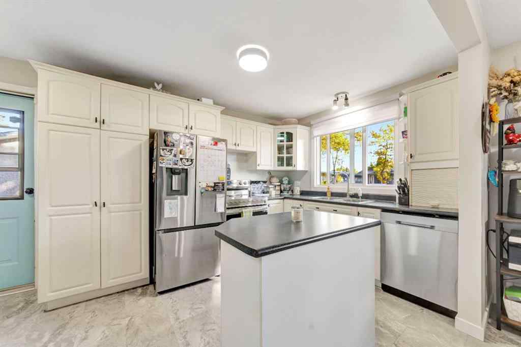 MLS® A2260375 - 4710 37 Street  in Larsen Grove Lloydminster, Residential