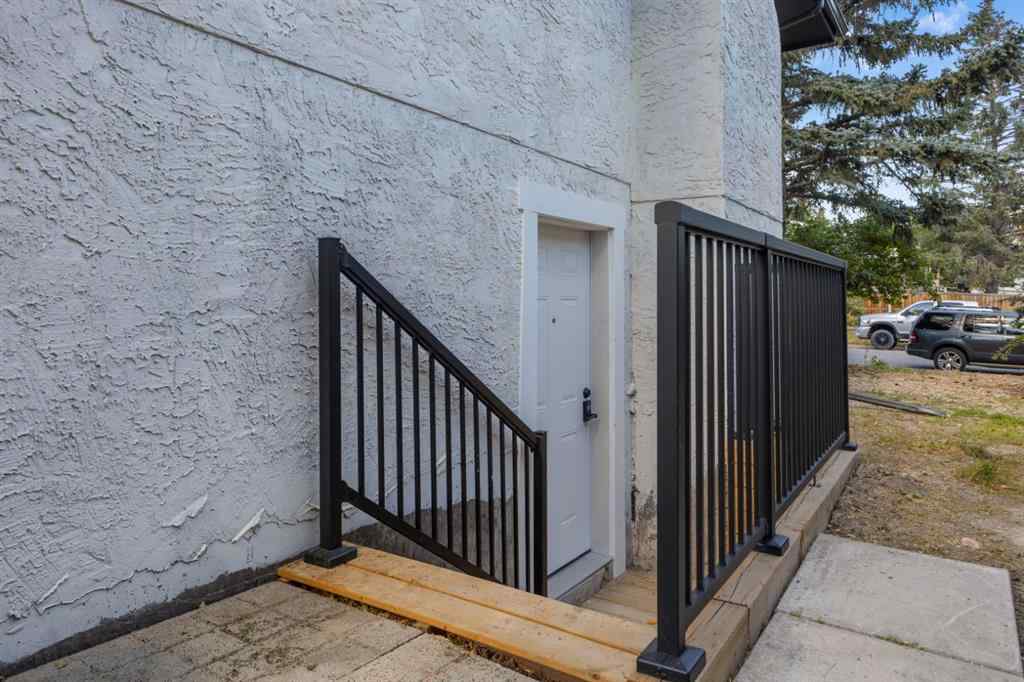 MLS® A2260448 - 208 Cedarille Green SW in Cedarbrae Calgary, Residential