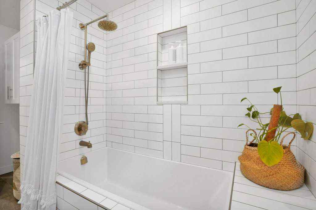 MLS® A2260630 - 4134 47 Street  in Grandview Red Deer, Residential