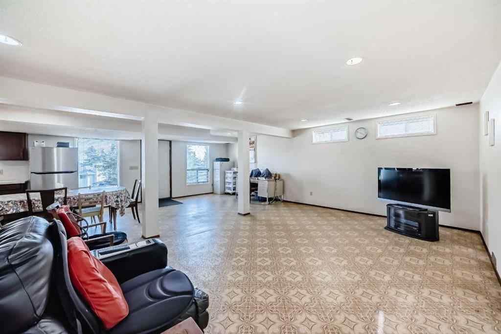 MLS® A2260663 - 16 Edgeland Bay NW in Edgemont Calgary, Residential