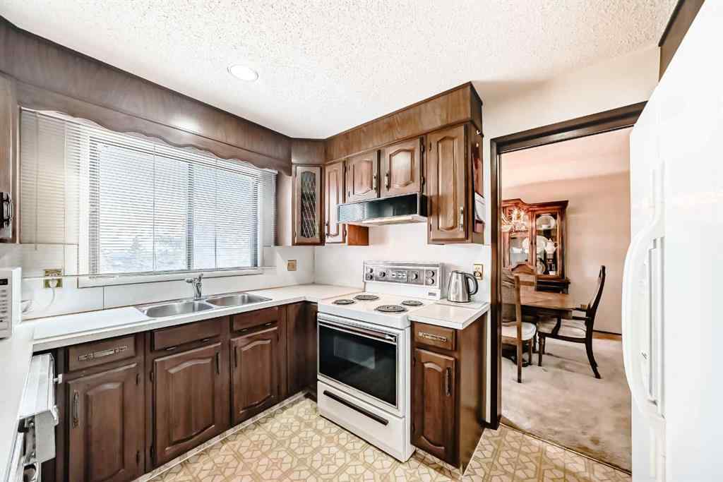 MLS® A2260663 - 16 Edgeland Bay NW in Edgemont Calgary, Residential