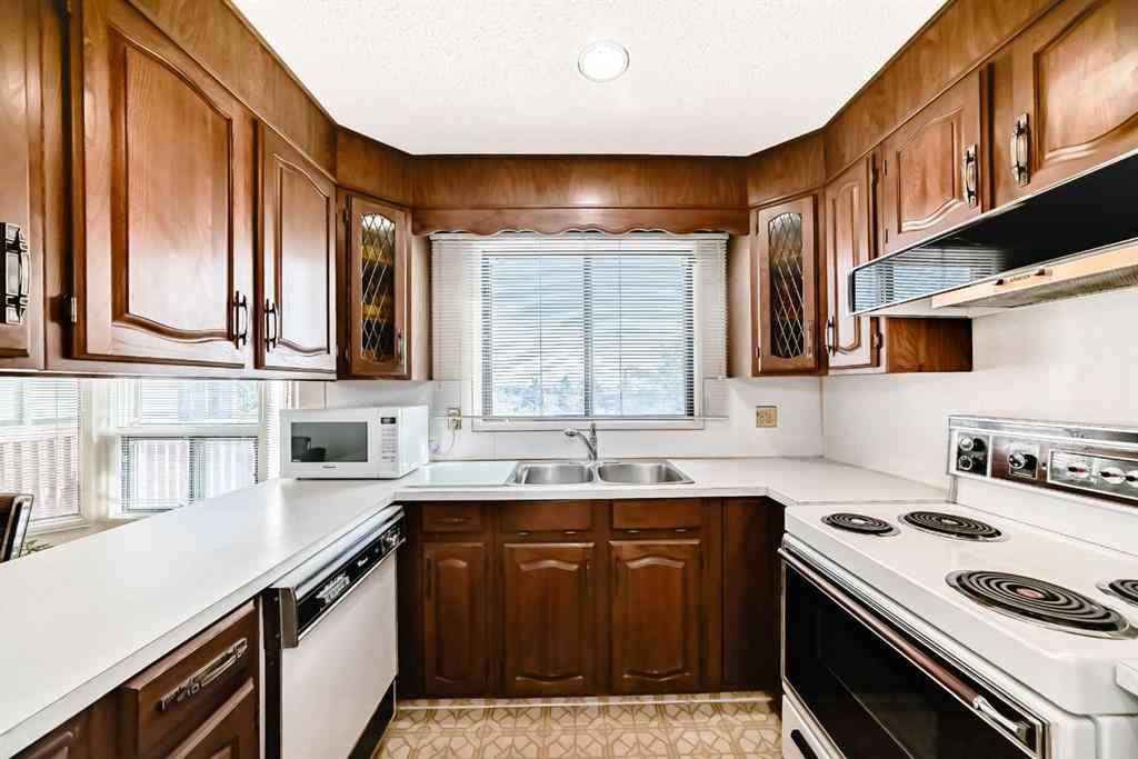 MLS® A2260663 - 16 Edgeland Bay NW in Edgemont Calgary, Residential