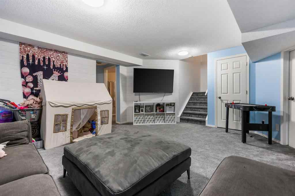 MLS® A2260862 - 3720 Douglas Ridge Way SE in Douglasdale/Glen Calgary, Residential
