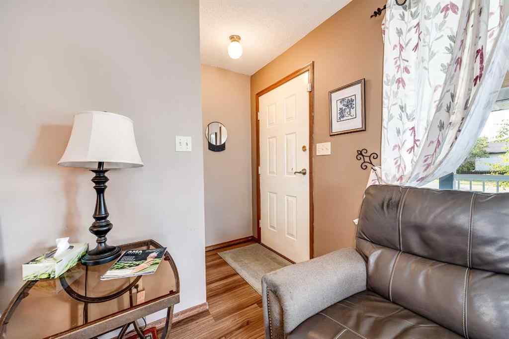 MLS® A2260868 - 5005 43 Street W in Cottage Area Sylvan Lake, Residential
