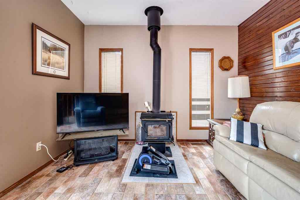 MLS® A2260868 - 5005 43 Street W in Cottage Area Sylvan Lake, Residential