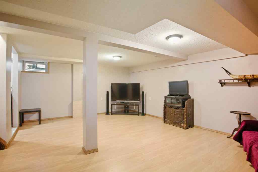 MLS® A2260955 - 1612 2A Street NW in Crescent Heights Calgary, Residential