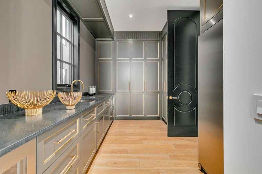 MLS® A2261008 - 109 Roxboro Road SW in Roxboro Calgary, Residential