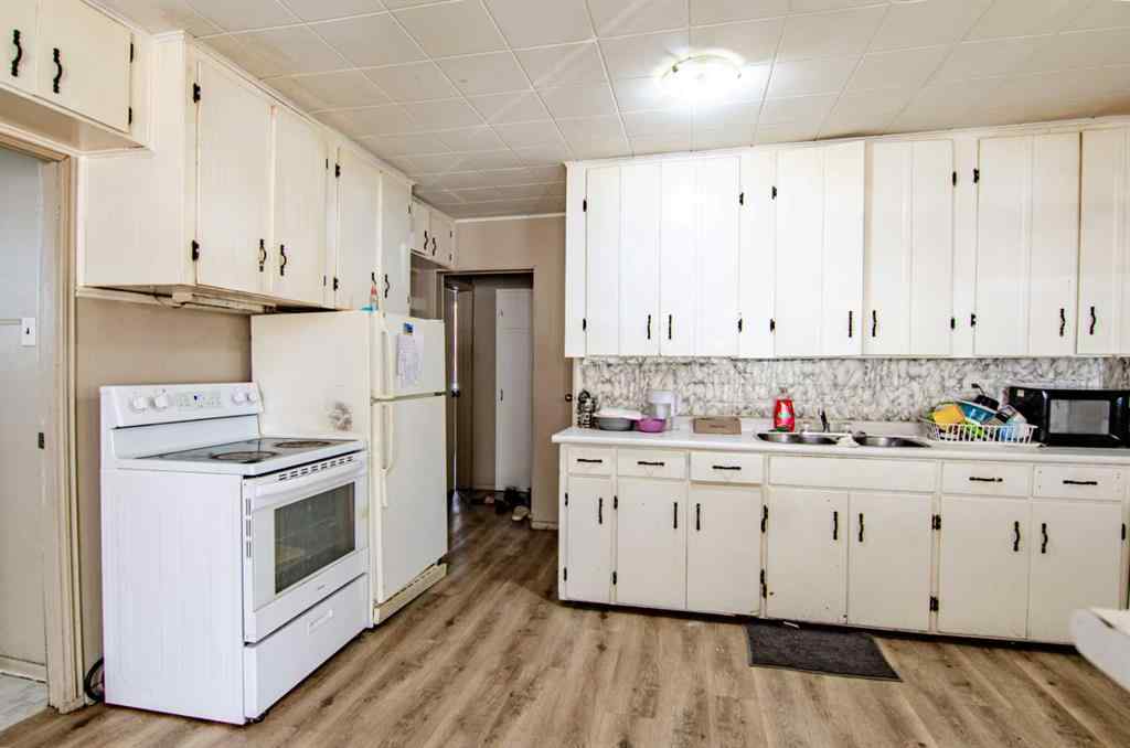 MLS® A2261083 - 5626 42 Street  in West Park Red Deer, Residential