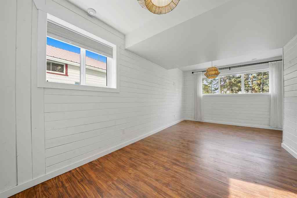 MLS® A2261094 - 5005 40 Street  in Cottage Area Sylvan Lake, Residential