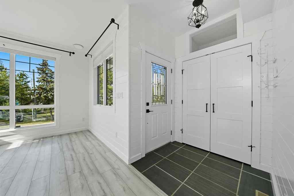 MLS® A2261094 - 5005 40 Street  in Cottage Area Sylvan Lake, Residential