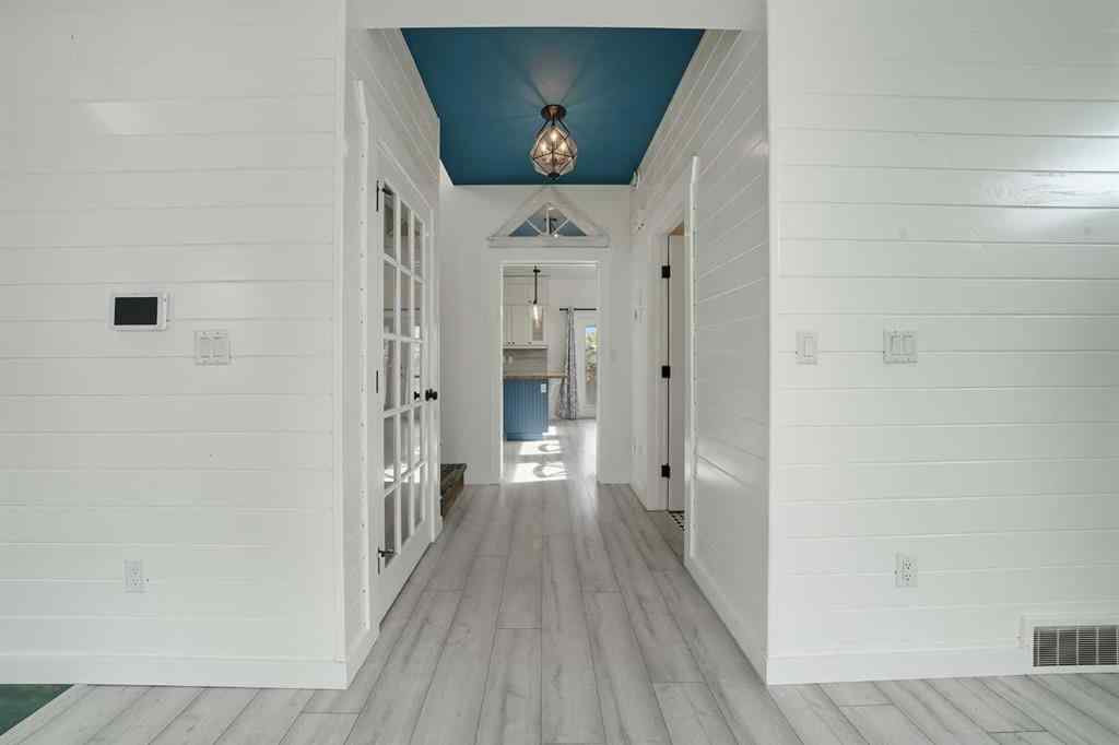 MLS® A2261094 - 5005 40 Street  in Cottage Area Sylvan Lake, Residential