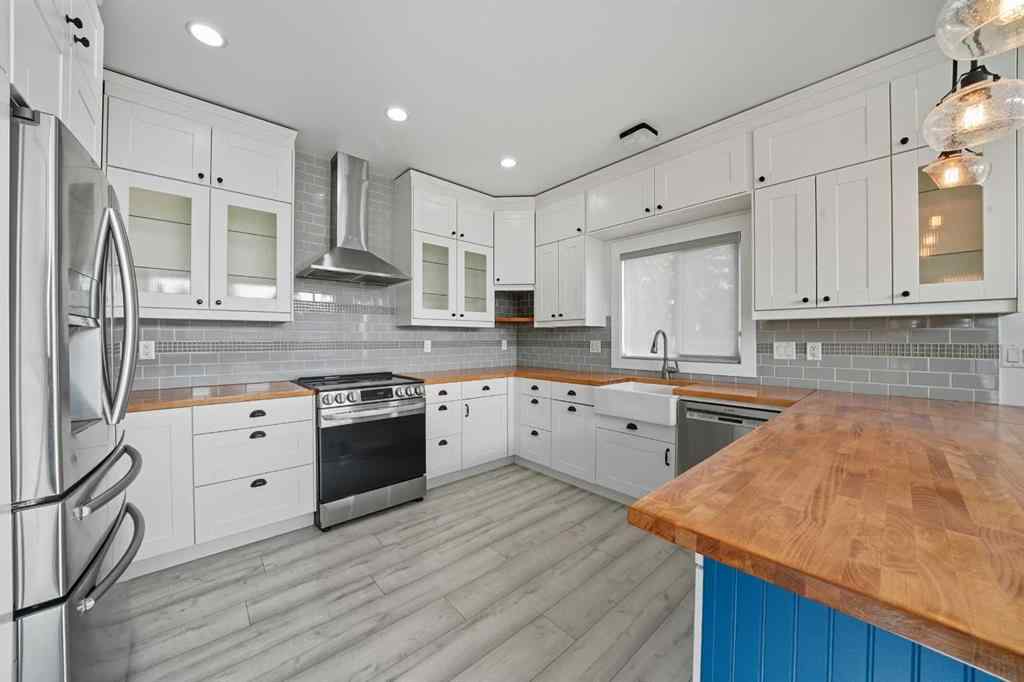 MLS® A2261094 - 5005 40 Street  in Cottage Area Sylvan Lake, Residential